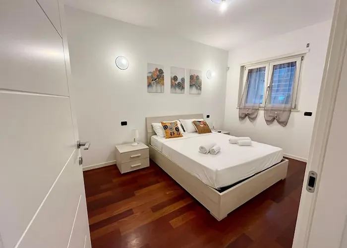 Apartment Station, 4-bed With Terrace Milan