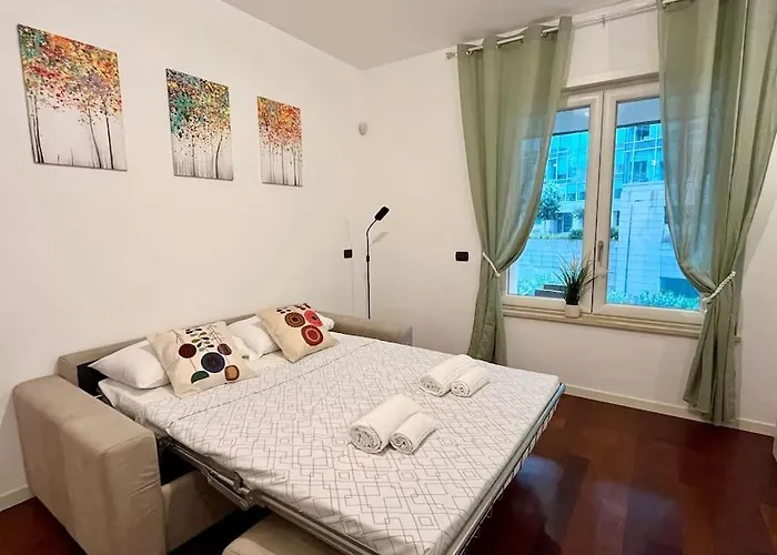 Apartment Station, 4-bed With Terrace Milan
