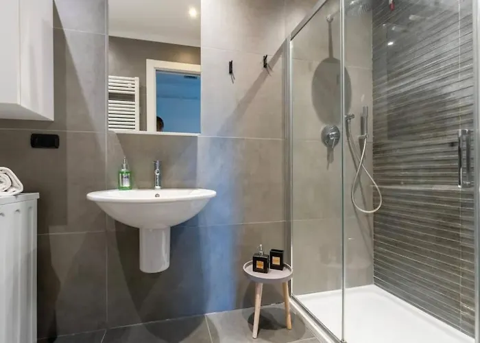 Apartment Station, 4-bed With Terrace *