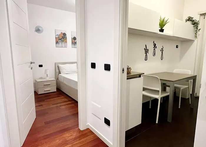 Apartment Station, 4-bed With Terrace Milan