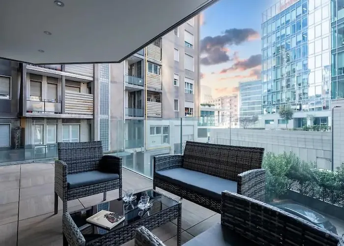 Station, 4-bed With Terrace Apartment *